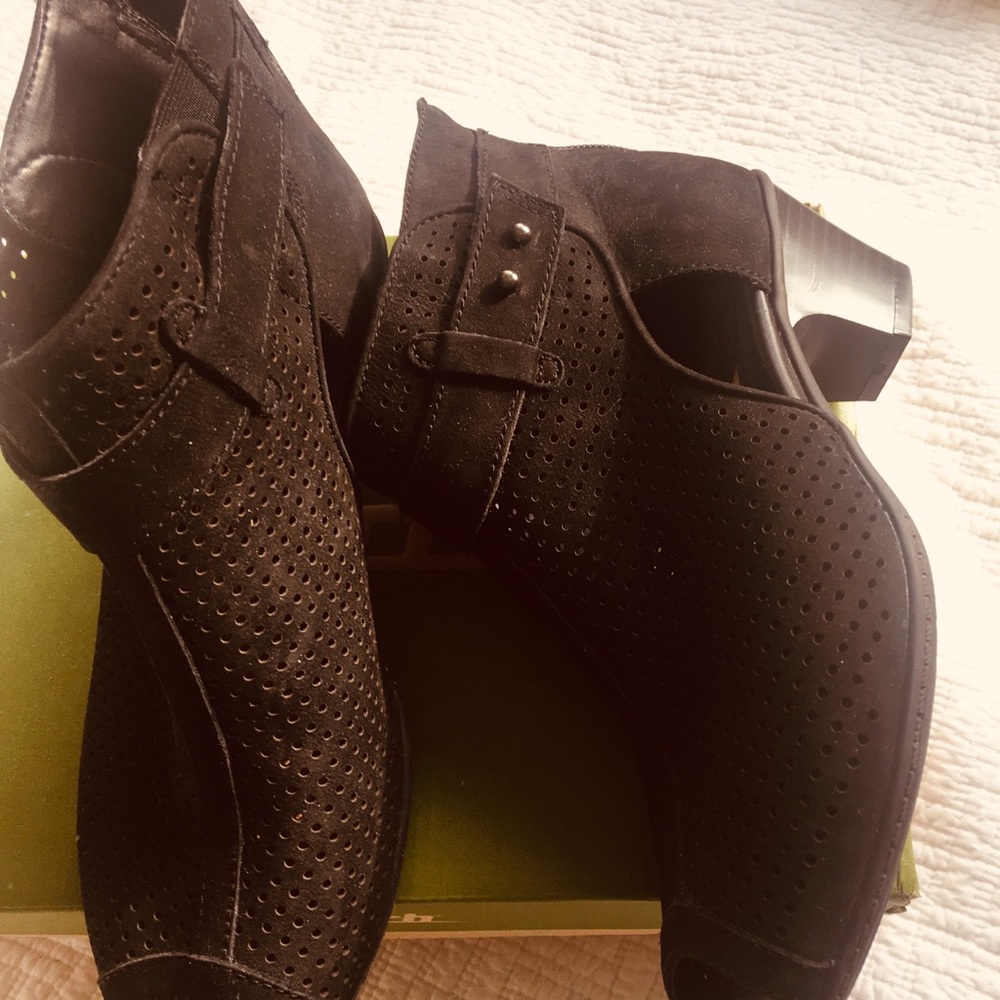🌸Earth Intrepid booties-7.5